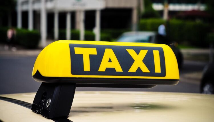 dlaczego i kiedy warto korzystac z uslug taksowkarskich