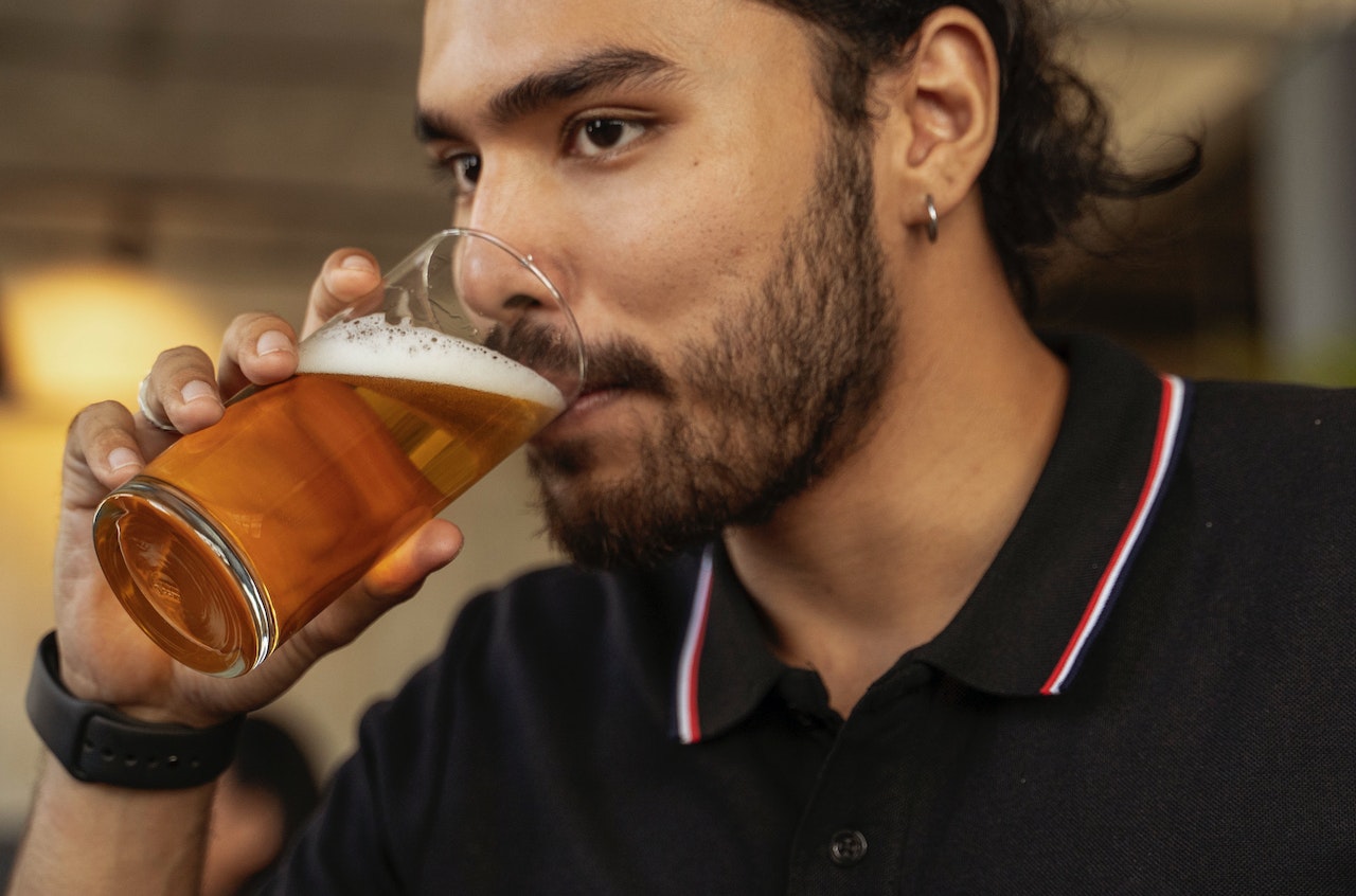 mężczyzna pijący piwo