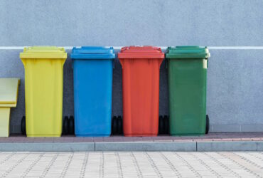 wybor plastikowych pojemnikow na odpady